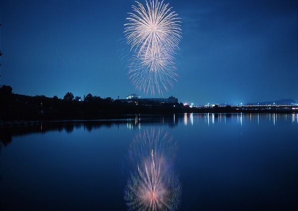 花火大会 水面に映る花火のフリー写真素材 無料画像素材のプロ フォト Hnb0026 033