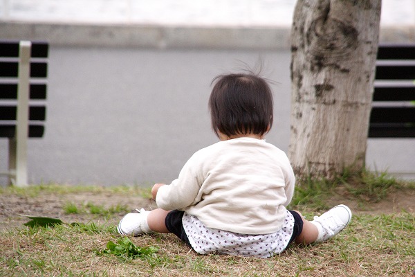 公園で遊ぶ子供のフリー写真素材 無料画像素材のプロ・フォト kid0012-009