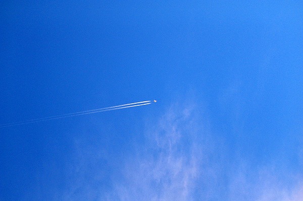 飛行機雲と青空のフリー写真素材 無料画像素材のプロ フォト Pla0005 009