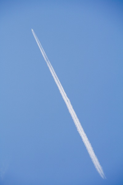 青空と飛行機雲のフリー写真素材 無料画像素材のプロ フォト Pla0023 009