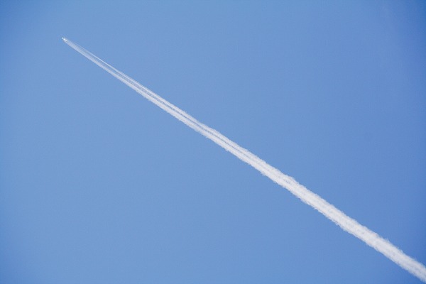 青空と飛行機雲のフリー写真素材 無料画像素材のプロ フォト Pla0024 009