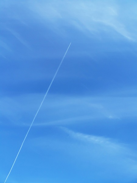 飛行機雲と青空のフリー写真素材 無料画像素材のプロ フォト Pla0026 024