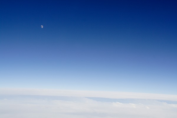 上空の雲 空 新月のフリー写真素材 無料画像素材のプロ フォト Sor0069 009