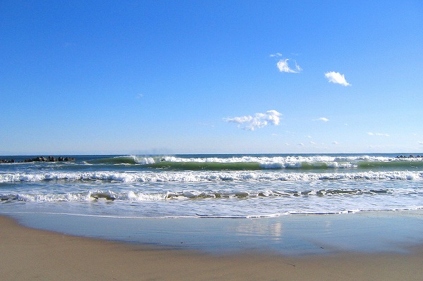海岸 砂浜 波と青空のフリー写真素材 無料画像素材のプロ・フォト umi0037-009