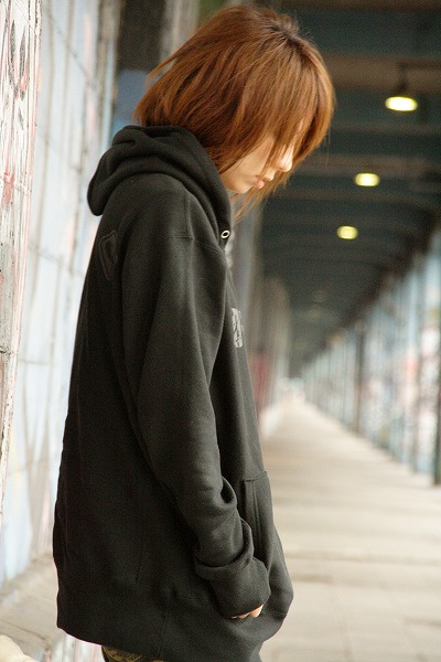 歩道の女性 横顔のフリー写真素材 無料画像素材のプロ フォト Wmn0012 009