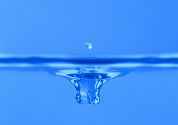 水イメージ 水面に落ちる水滴のフリー写真素材 無料画像素材のプロ フォト Wtr0017 003