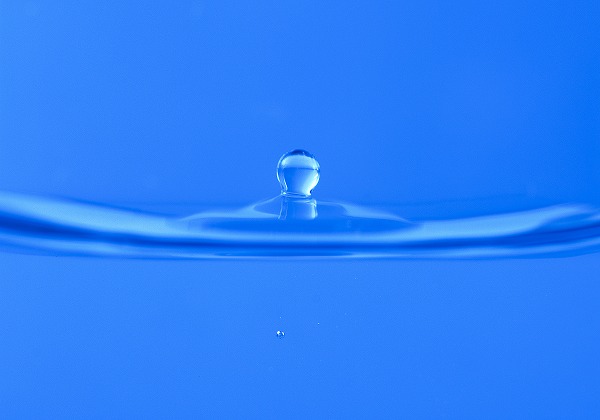 水イメージ 水面に落ちる水滴のフリー写真素材 無料画像素材のプロ フォト Wtr0018 003