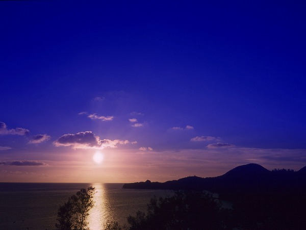 石垣島の海に沈む太陽｜yuu0044-013